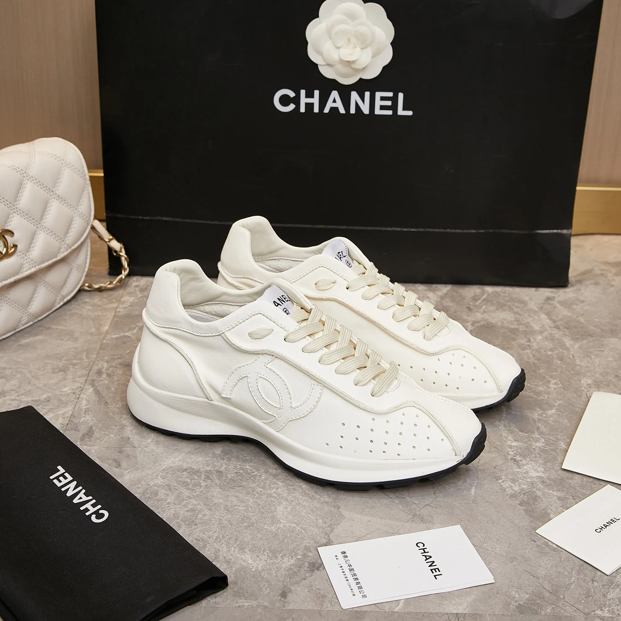 👟👟Ex-factory price 560👟👟 Chanel Grandma 2024 counter top casual sports shoes This classic design; the upper is electro-embroidered with a variety of techniques; the outsole is fashionable and sporty; it is unusual to incorporate a variety of color matching elements... The diversified mix and match is very good-looking and versatile, casual, fashionable, sports and outdoor can be taken into account... ꫛꫀꪝ Go➫ Material: ❶Upper is made of: Original imported high silk cow suede + small fragrance fabric ❷Inner lining: original imported breathable sheepskin lining ❸Outsole based on: original TPU combination outsole Special counter boutique packaging complete set for women 35–41